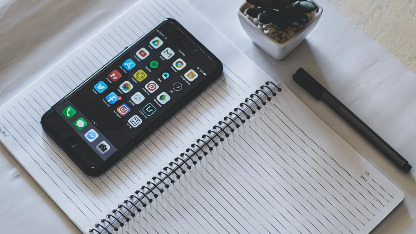 Bir telefon ekranında yakın çekim sosyal medya uygulama ikonları — Facebook, Instagram, LinkedIn, Twitter